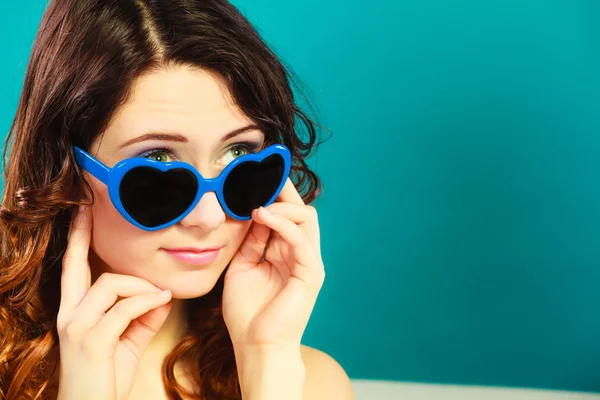 Dívka v modré brýle pózuje — Stock fotografie