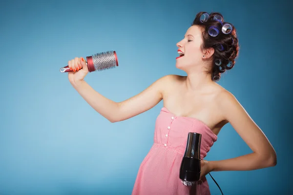 Flicka anläggning hairdreyer — Stockfoto