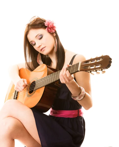 Mädchen spielt Gitarre — Stockfoto