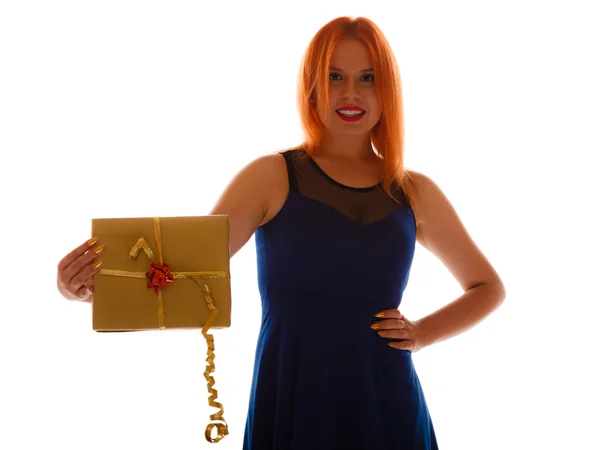 Chica sosteniendo caja de regalo — Foto de Stock