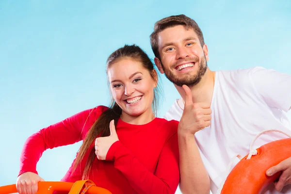 Casal dando polegares para cima — Fotografia de Stock