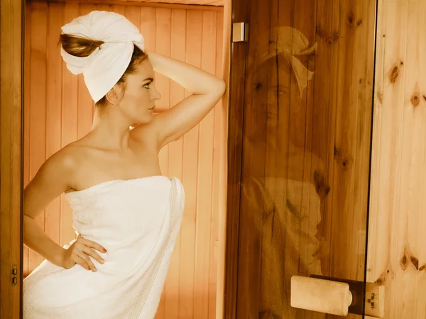 Woman relaxing in sauna room — Stock Photo, Image