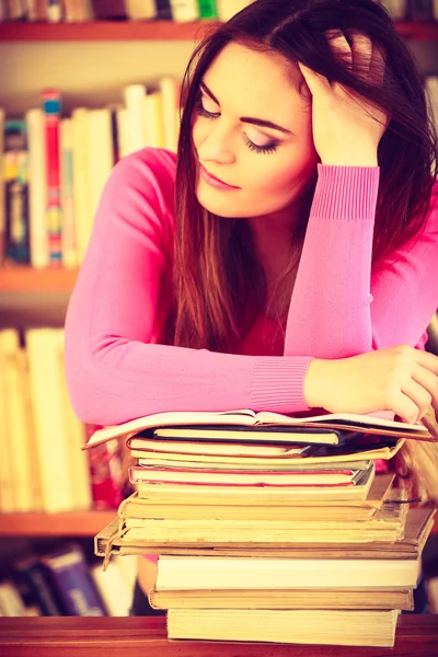 Student sitting in college library. — Stock Photo, Image