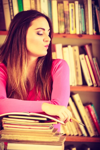 Étudiant assis dans la bibliothèque du collège . — Photo