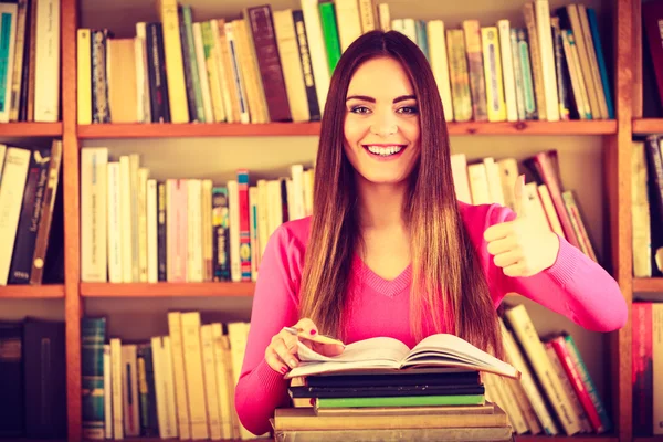 Studente dando pollice in su — Foto Stock