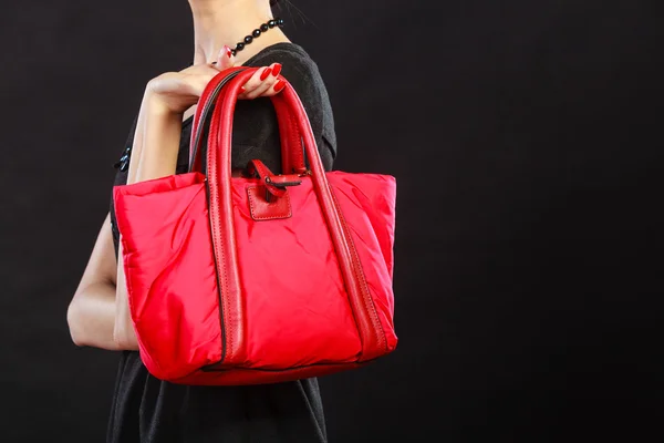 Femme tenant sac à main rouge — Photo