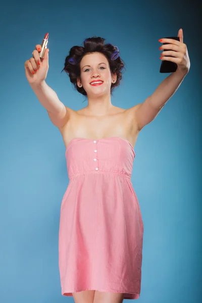 Mujer aplicando lápiz labial rojo — Foto de Stock