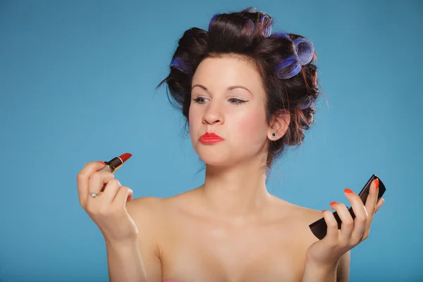 Kvinna applicera rött läppstift — Stockfoto