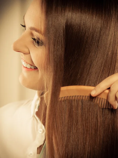 Bella donna pettinando i capelli — Foto Stock