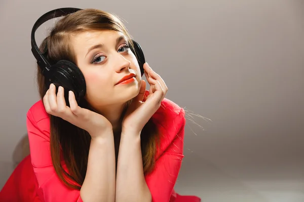 Adolescente chica en auriculares — Foto de Stock