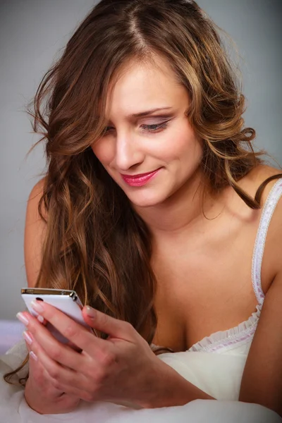 Mujer sosteniendo teléfono móvil. —  Fotos de Stock