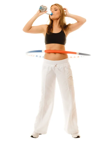 Dívka dělat cvičení s hula hoop. — Stock fotografie