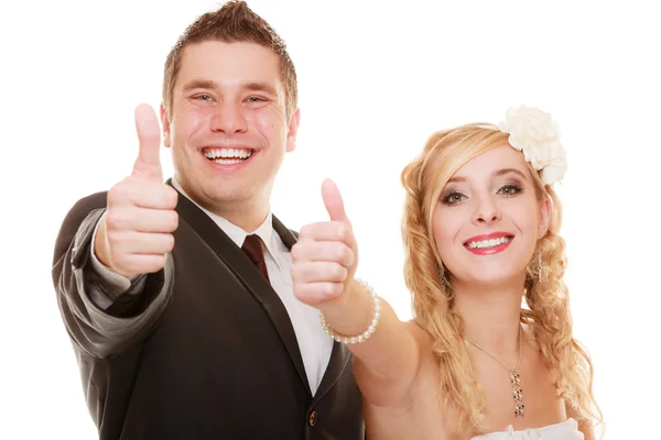 Braut und Bräutigam zeigen Daumen hoch — Stockfoto
