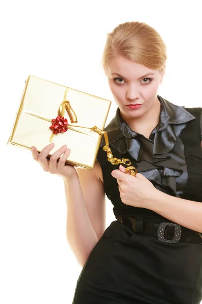 Menina segurando caixa de presente — Fotografia de Stock