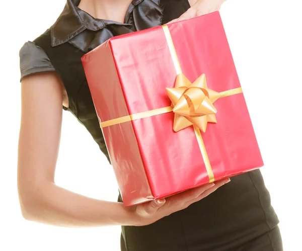 Kız holding kırmızı hediye kutusu — Stok fotoğraf