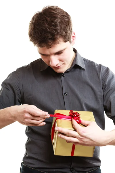 Человек держит золотую подарочную коробку — стоковое фото