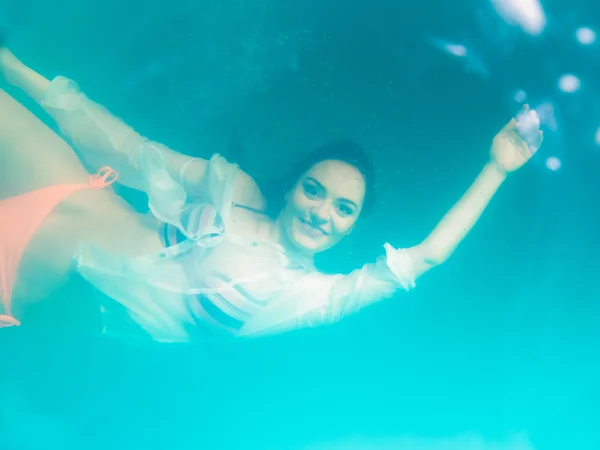 Girl swimming and diving — Stock Photo, Image