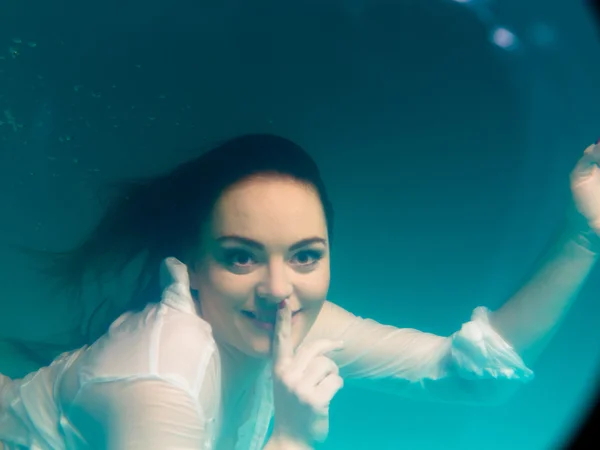 Dívka, plavání a potápění — Stock fotografie