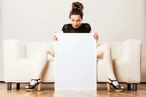 Mulher segurando quadro de apresentação . — Fotografia de Stock