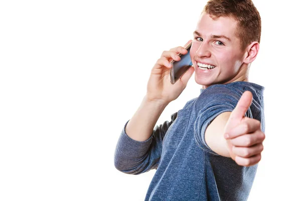 Cep telefonunuzda konuşan genç adam — Stok fotoğraf