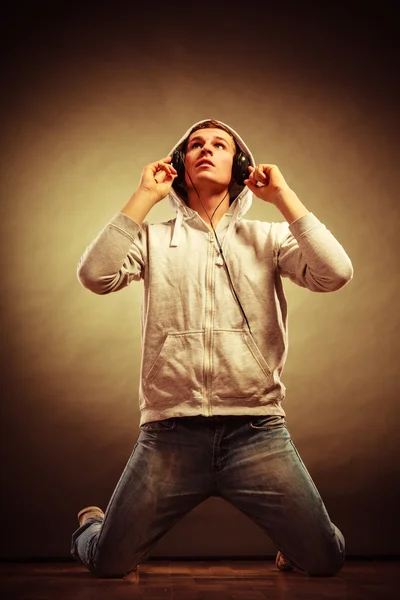 Man listening to music — Stock Photo, Image