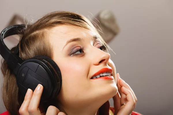 Chica sonriente en auriculares —  Fotos de Stock