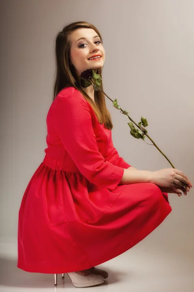 Dospívající dívka držící suchý růže. — Stock fotografie