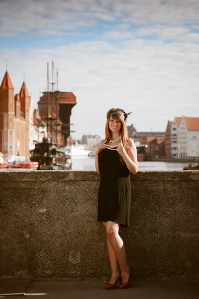 Femeia care stă pe stradă — Fotografie, imagine de stoc