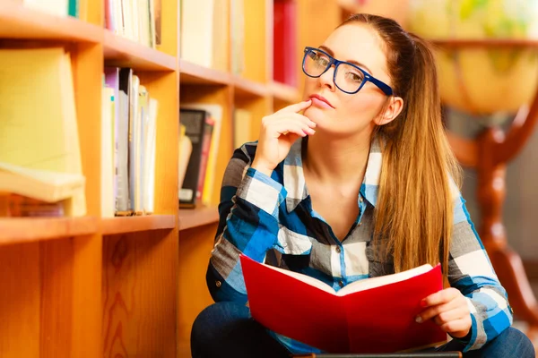 Student zittend op de vloer — Stockfoto