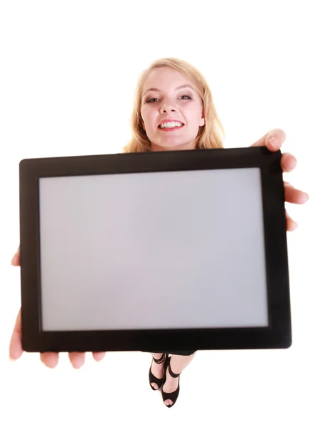 Affärskvinna visar tablet — Stockfoto