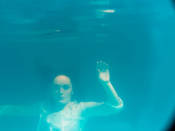 Ragazza in piscina sott'acqua — Foto Stock