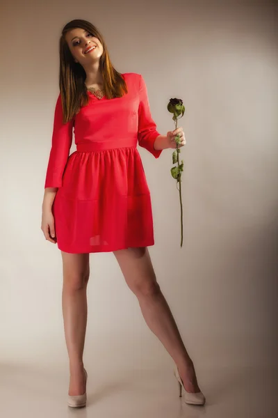 十几岁的女孩举行干玫瑰. — 图库照片