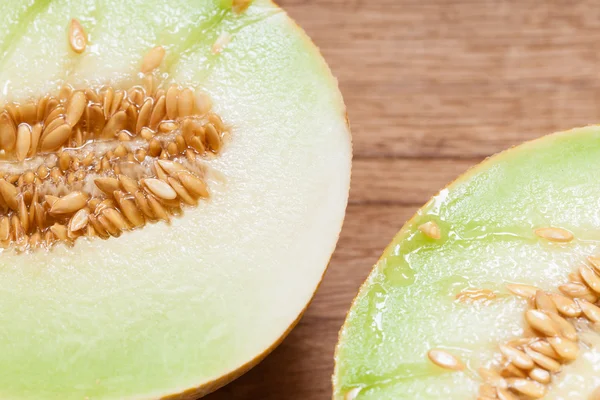 Melón con pepitas en mesa de madera . —  Fotos de Stock