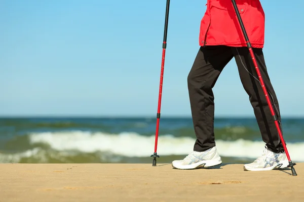 Woman hiking on the beach. — Stock Photo, Image