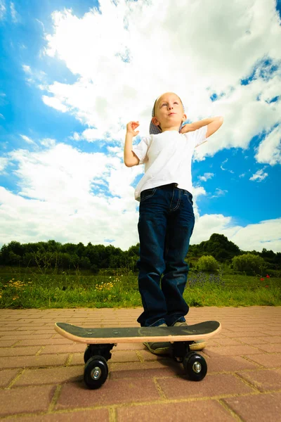 Niño con su monopatín . — Foto de Stock