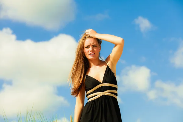 Woman standing on beach. — Stock Photo, Image