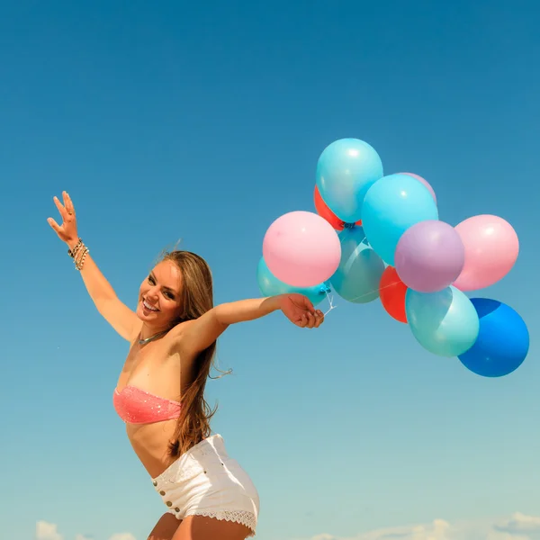 Chica saltando con globos — Foto de Stock