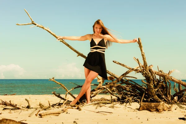 Mujer de pie en la playa . — Foto de Stock