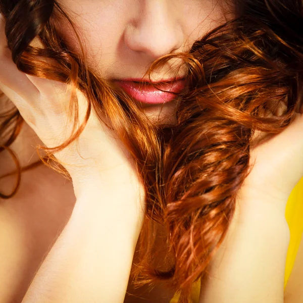 Cara de mujer y pelo largo y rizado — Foto de Stock