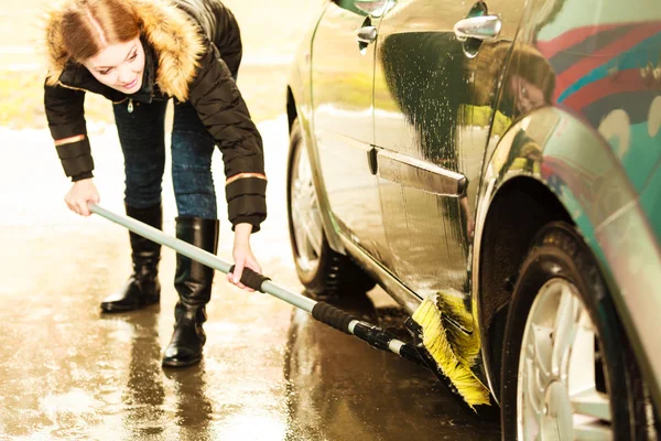 Woman washing car — Stock Photo, Image