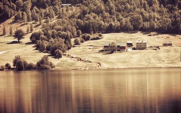Hito casa noruega en las montañas —  Fotos de Stock