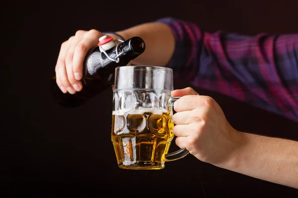 Young man pouring beer — Stock Photo, Image
