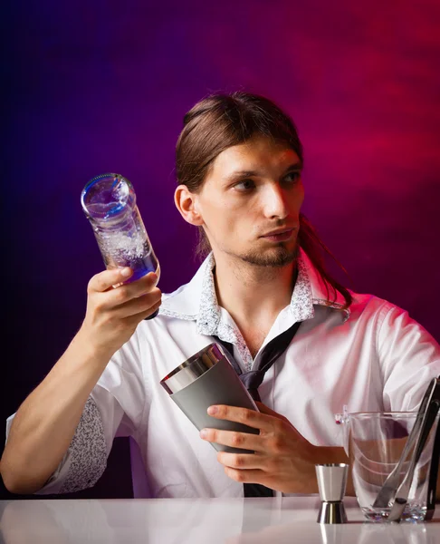 Bartender preparing cocktail — Stock Photo, Image