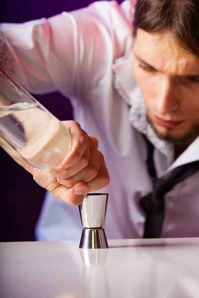 Bartender preparing drink — Stock Photo, Image