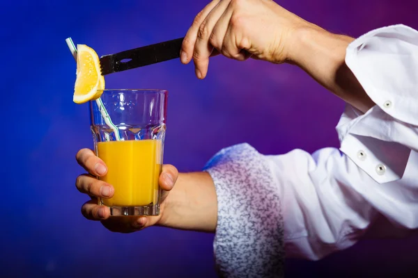 Man voorbereiden alcohol cocktail — Stockfoto