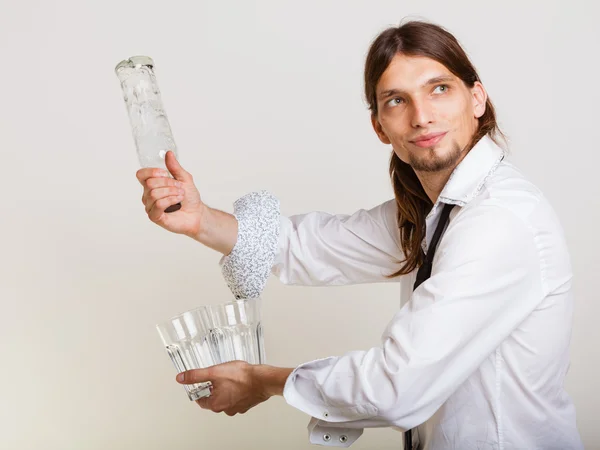 Barkeeper schenkt einen Drink ein — Stockfoto