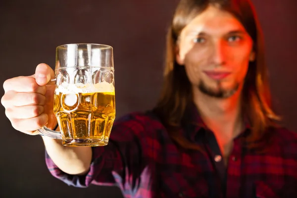 Man holding a mug of beer — Stock Photo, Image