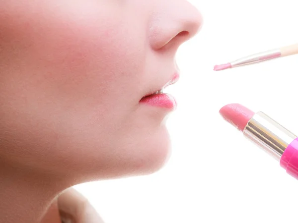 Vrouw die rode lippenstift aanbrengt — Stockfoto