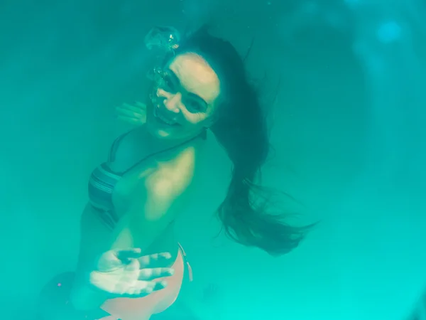Dziewczyna pod wodą w basenie — Zdjęcie stockowe