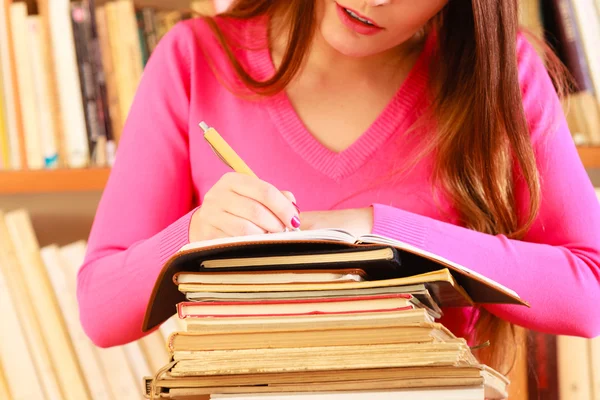 Estudiante haciendo investigación — Foto de Stock